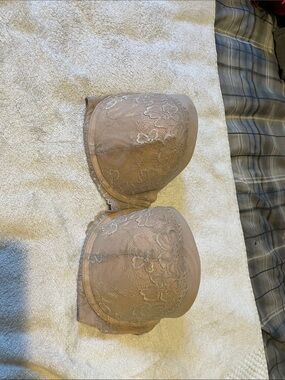 Victoria's Secret Lace Strapless Bra in Nude/Taupe
